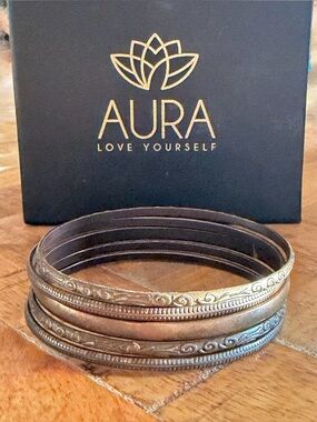 ✨3x$30✨ Stradivarius Vintage-Style Etched Metal Bangle Stack